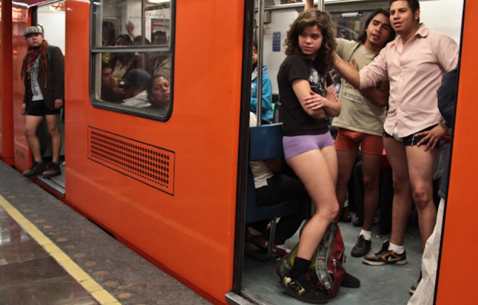 viaja en metro sin pantalones