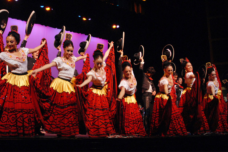 7 Espectaculares Trajes y Bailes Típicos de México