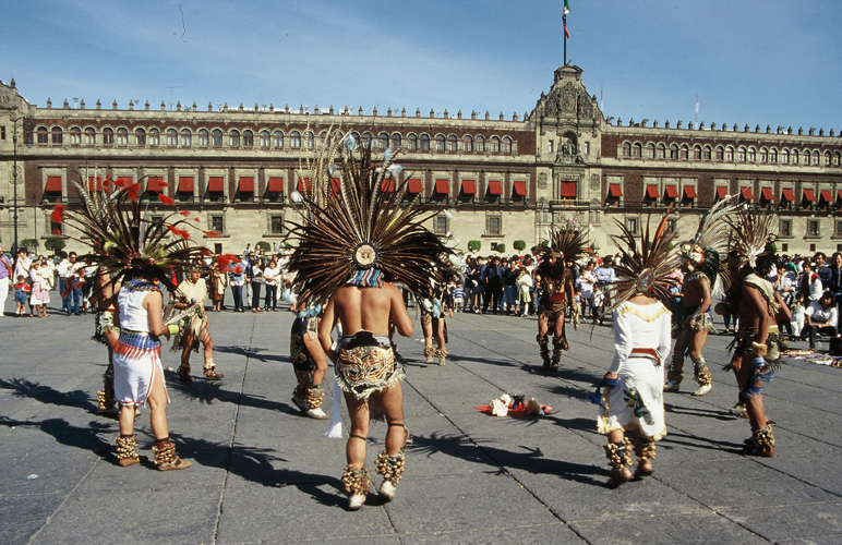 El-Zocalo-Danzas-Aztecas