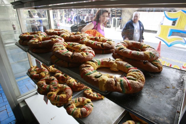 Panaderia Independencia realiza y vende las clasicas Roscas de R