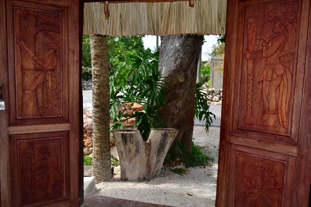 puerta comunidad maya