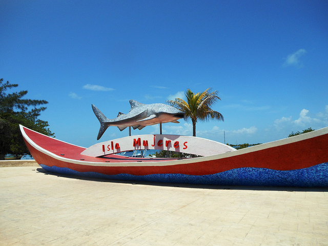 tiburon ballena isla mujeres monumento