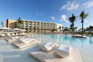 Which hotels have the best beaches in Cancun?